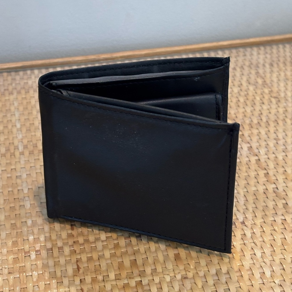 Buxton black men’s leather wallet new without tags!